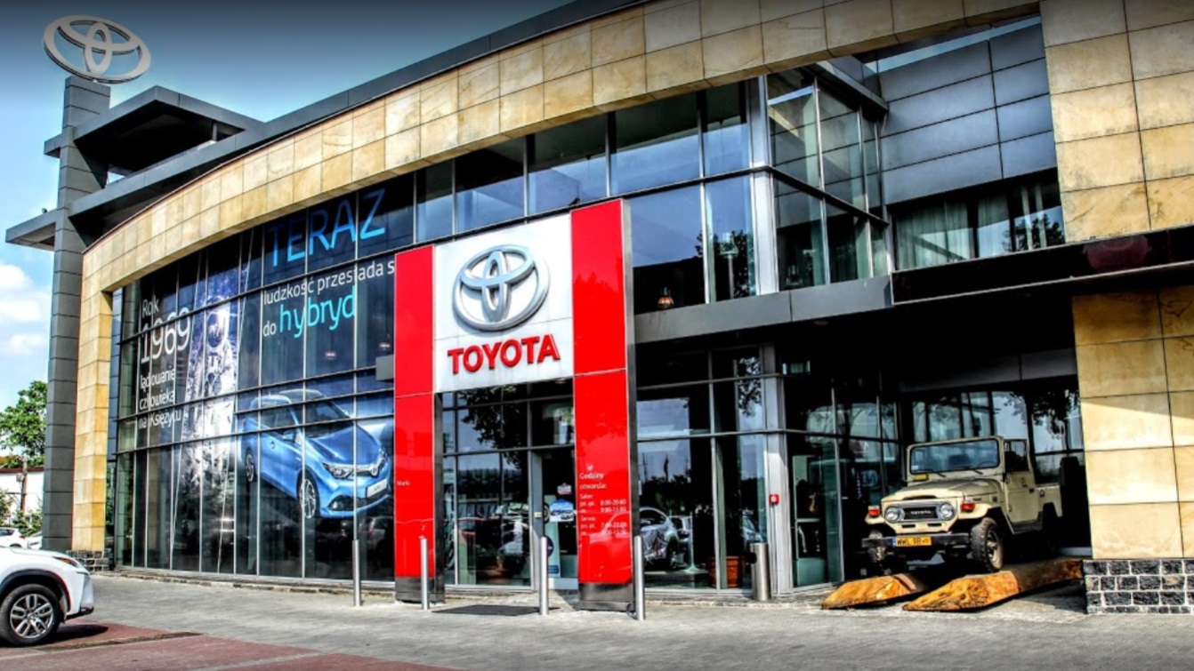 Główne wejście do salonu Toyota Marki w Warszawie